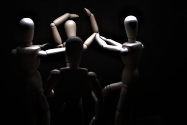 Duvara dayanmış umutsuzluğa kapılmış mankenler çiziyor.