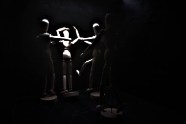 Duvara dayanmış umutsuzluğa kapılmış mankenler çiziyor.