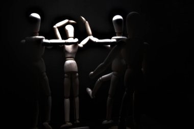 Duvara dayanmış umutsuzluğa kapılmış mankenler çiziyor.