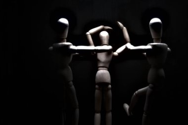 Duvara dayanmış umutsuzluğa kapılmış mankenler çiziyor.