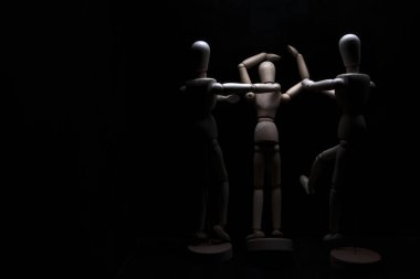 Duvara dayanmış umutsuzluğa kapılmış mankenler çiziyor.