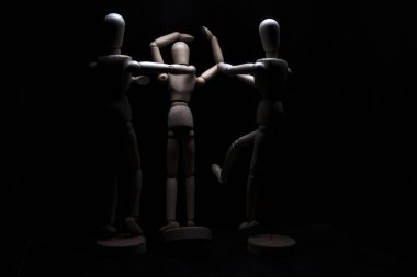 Duvara dayanmış umutsuzluğa kapılmış mankenler çiziyor.