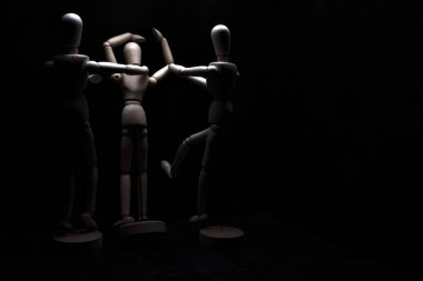 Duvara dayanmış umutsuzluğa kapılmış mankenler çiziyor.