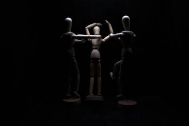 Duvara dayanmış umutsuzluğa kapılmış mankenler çiziyor.