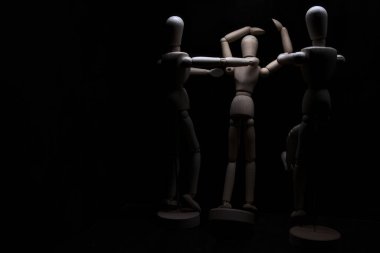 Duvara dayanmış umutsuzluğa kapılmış mankenler çiziyor.