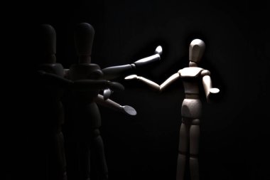 Biri öfkeyle işaret ederken, diğeri ise geri çekilirken küstahça davranan mankeni çizmek.