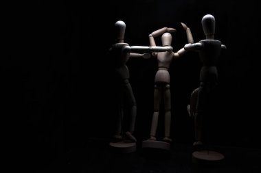 Duvara dayanmış umutsuzluğa kapılmış mankenler çiziyor.