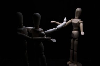 Biri öfkeyle işaret ederken, diğeri ise geri çekilirken küstahça davranan mankeni çizmek.