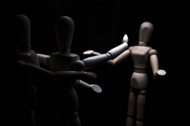 Biri öfkeyle işaret ederken, diğeri ise geri çekilirken küstahça davranan mankeni çizmek.