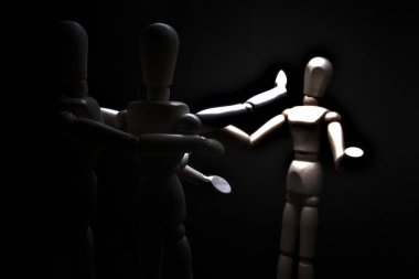 Biri öfkeyle işaret ederken, diğeri ise geri çekilirken küstahça davranan mankeni çizmek.