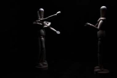 Biri öfkeyle işaret ederken, diğeri ise geri çekilirken küstahça davranan mankeni çizmek.