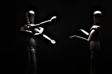 Biri öfkeyle işaret ederken, diğeri ise geri çekilirken küstahça davranan mankeni çizmek.