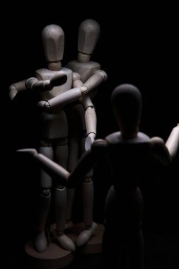 Biri öfkeyle işaret ederken, diğeri ise geri çekilirken küstahça davranan mankeni çizmek.