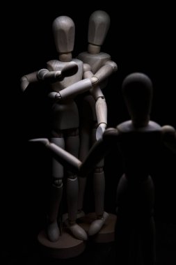 Biri öfkeyle işaret ederken, diğeri ise geri çekilirken küstahça davranan mankeni çizmek.