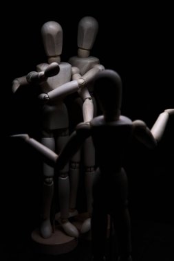 Biri öfkeyle işaret ederken, diğeri ise geri çekilirken küstahça davranan mankeni çizmek.