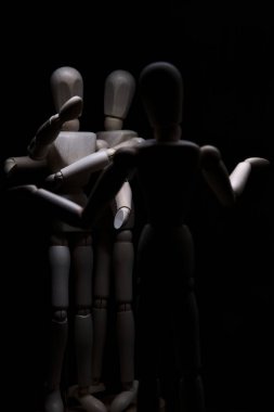 Biri öfkeyle işaret ederken, diğeri ise geri çekilirken küstahça davranan mankeni çizmek.