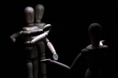 Biri öfkeyle işaret ederken, diğeri ise geri çekilirken küstahça davranan mankeni çizmek.