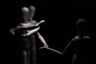 Biri öfkeyle işaret ederken, diğeri ise geri çekilirken küstahça davranan mankeni çizmek.