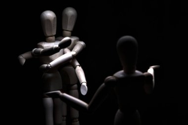 Biri öfkeyle işaret ederken, diğeri ise geri çekilirken küstahça davranan mankeni çizmek.