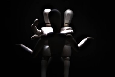 Biri öfkeyle işaret ederken, diğeri ise geri çekilirken küstahça davranan mankeni çizmek.