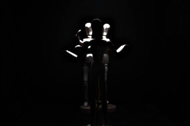 Biri öfkeyle işaret ederken, diğeri ise geri çekilirken küstahça davranan mankeni çizmek.