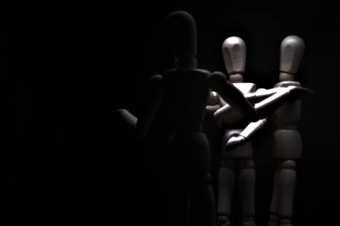 Biri öfkeyle işaret ederken, diğeri ise geri çekilirken küstahça davranan mankeni çizmek.