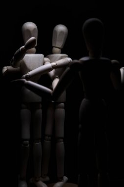 Biri öfkeyle işaret ederken, diğeri ise geri çekilirken küstahça davranan mankeni çizmek.