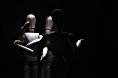 Biri öfkeyle işaret ederken, diğeri ise geri çekilirken küstahça davranan mankeni çizmek.