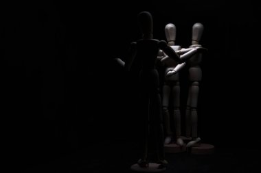 Biri öfkeyle işaret ederken, diğeri ise geri çekilirken küstahça davranan mankeni çizmek.