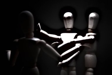 Biri öfkeyle işaret ederken, diğeri ise geri çekilirken küstahça davranan mankeni çizmek.