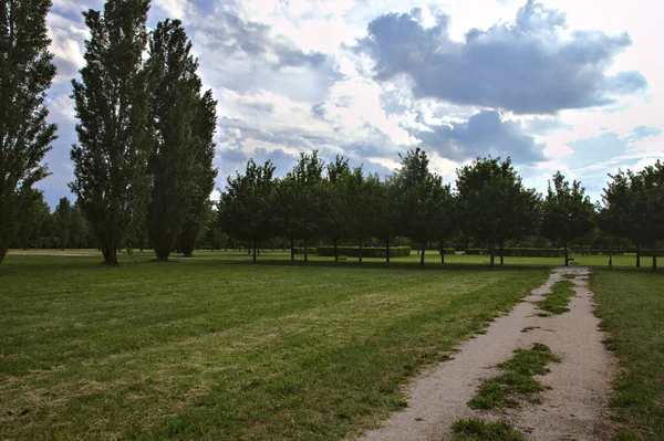 날씨가 이탈리아 시골의 공원에 — 스톡 사진