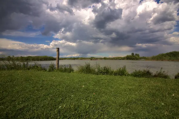 Talya Kırsalında Bir Nehrin Kıyısı — Stok fotoğraf