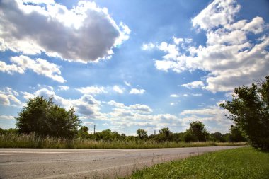 İtalya kırsalında yol açık bir yaz gününde