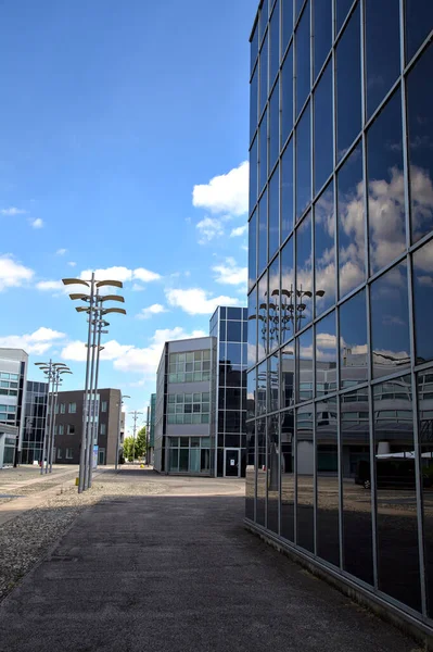 Gebouwen Van Een Zakenwijk Een Italiaanse Stad Een Heldere Dag — Stockfoto