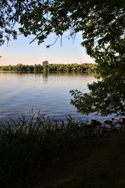 Yazın gün batımında göl
