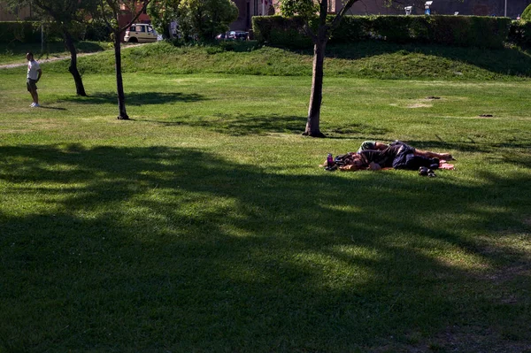 Pareja Tomando Una Siesta Césped Parque Atardecer — Foto de Stock