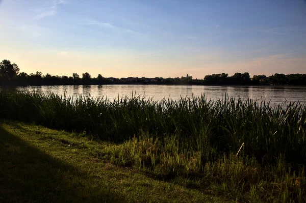 Yazın gün batımında göl