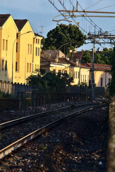 Eisenbahnstrecke Einer Italienischen Stadt Bei Sonnenuntergang Sommer — Stockfoto