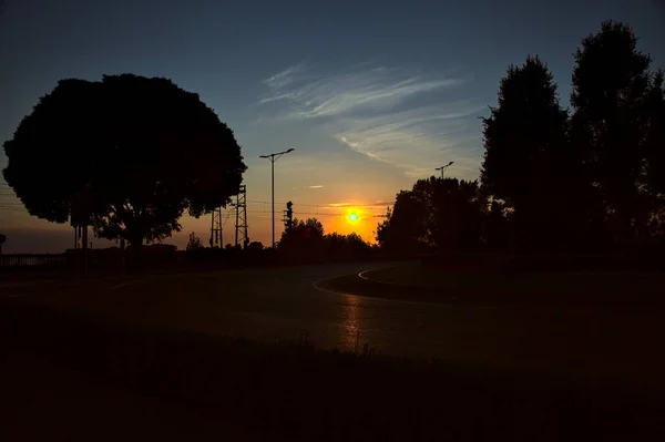 Sonnenuntergang Auf Einem Kreisverkehr Mit Baumsilhouette Hintergrund — Stockfoto