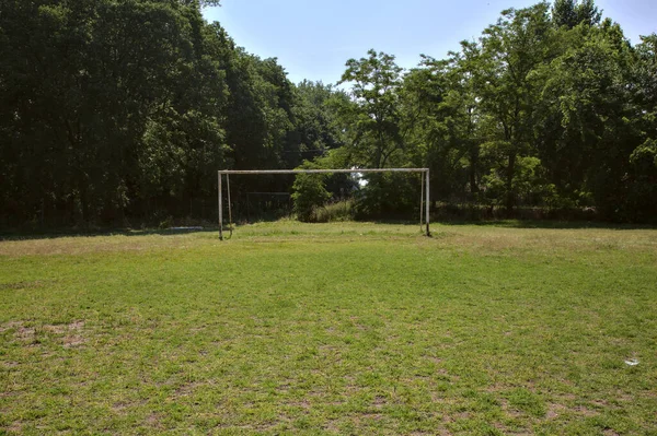 中午在公园里有目标的空足球场 — 图库照片