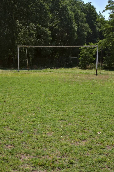 Leeg Voetbalveld Met Een Doelpunt Een Park Middag — Stockfoto