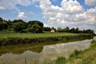 Terk edilmiş bir ev, yazın İtalya 'nın kırsal kesiminde bir su deresinin yanında.