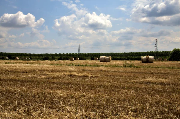 Ploughed Fields Italian Countryside Summer Bales Hay — Φωτογραφία Αρχείου