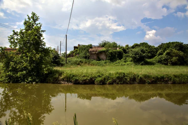 Casa Abandonada Lado Riacho Água Campo Italiano Verão — Fotografia de Stock