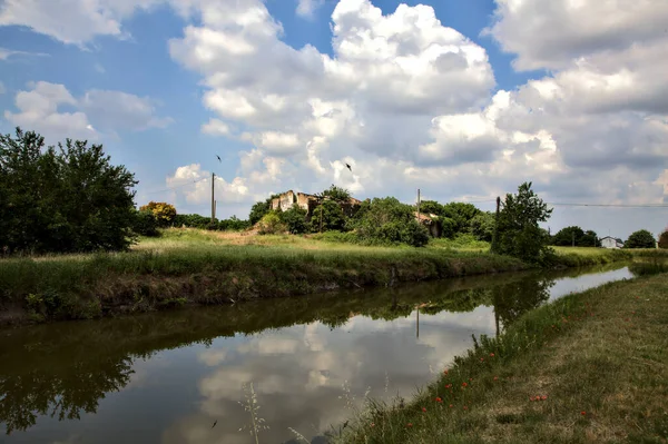 Opuštěný Dům Potoka Vody Italském Venkově Létě — Stock fotografie