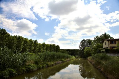 Yazın İtalya 'nın kırsal kesimlerinde içine gökyüzü dökülen su akıntısı