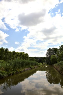 Yazın İtalya 'nın kırsal kesimlerinde içine gökyüzü dökülen su akıntısı