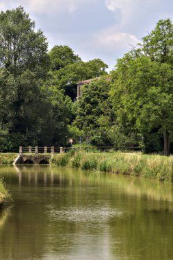Yazın İtalya kırsalında bir su deresinin yanında bisiklet yolu.
