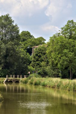 Yazın İtalya kırsalında bir su deresinin yanında bisiklet yolu.