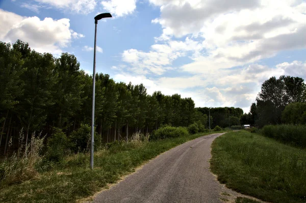 Piste Cyclable Dans Campagne Italienne Par Une Journée Nuageuse Été — Photo